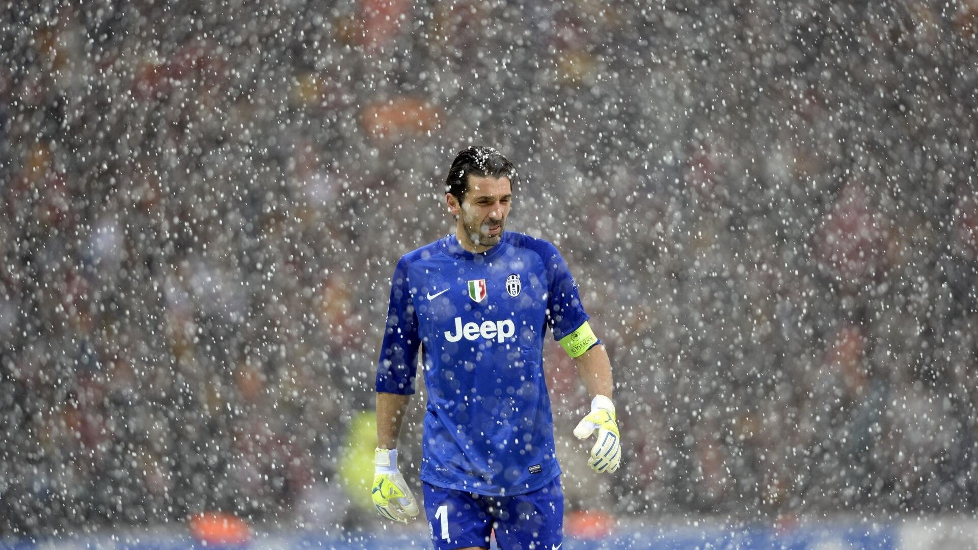 曼联球员探访福利院送上温暖,曼联足球运动员